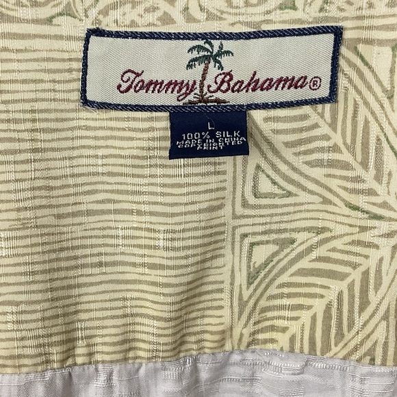 Pre-Owned Tommy Bahama Yellow Tribal Short Sleeve Silk Button Up Shirt, Size L - Picture 4 of 6